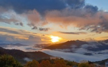 La photo du jour : quand le soleil se lève au-dessus des nuages à Venacu