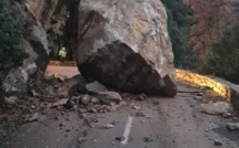 Calanques de Piana : la circulation bloquée par un rocher décroché