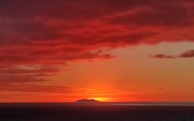 La photo du jour : lever de soleil flamboyant sur l'île de Monte Cristo