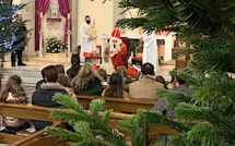 Saint Nicolas gâte les enfants à Notre-Dame de Lourdes à Bastia