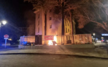 Feux de conteneur devant la mairie de bastia 