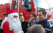 L'Ile-Rousse : Le bel arbre de Noël des sapeurs-pompiers