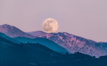 La photo du jour : lever de lune au-dessus de Bastelicaccia