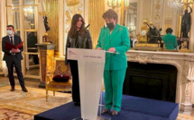 Jenifer décorée de la médaille de Chevalière des Arts et des Lettres 