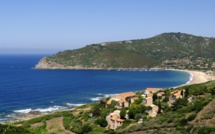  Spéculation immobilière : la vente du « Paese di Lava » fait réagir les syndicats  