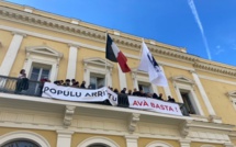 VIDEO - La protestation symbolique des élus nationalistes au balcon de la préfecture d'Ajaccio