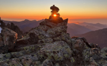 La photo du jour : quand le soleil levant transperce la montagne d'Asco