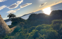 La photo du jour : magnifique soirée d’hiver au pied de la tour de l’Isolella