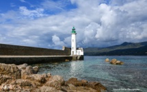 La photo du jour :  le phare de Pruprià dans son écrin d'azur