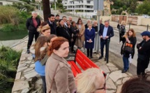 Santa-Maria-di-Lota : un banc rouge face à la mer en hommage aux victimes de violences 