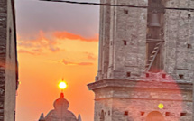 La photo du jour : quand le soleil illumine la croix de l'église de Pancheraccia