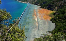 La photo du jour : des  messages sur le sable noir de la plage de Nonza
