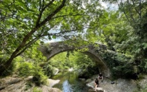 La photo du jour : pique-nique sous le pont génois de Pietracorbara