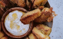 A table : Courgettes panées au parmesan et sauce au yaourt ail et fines herbes avec La petite cuisine de Marie