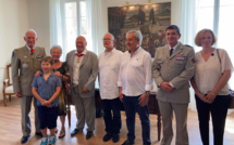 Calvi remet l'insigne de commandeur de la Légion d'honneur au Colonel Jacques Rousseau