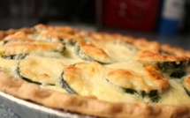 A table : tarte aux courgettes relevées à la Nepita