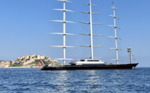 La photo du jour : le "Maltese Falcon" devant la Citadelle de Calvi
