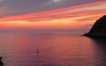 La photo du jour : Soliste en paddle à L'Ile-Rousse au coucher du soleil