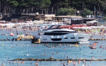 Calvi : une pelle mécanique à la mer