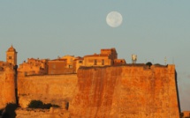 La photo du jour : quand la lune joue les prolongations le ciel de Bonifacio