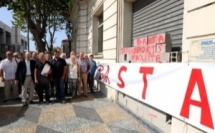 Ajaccio : Le "Cullettivu Dumane Da Fà" mure l'entrée des bureaux de la SNCM