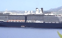 Palace flottant dans la baie de Calvi