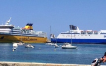 Le Monte d'Oro de la SNCM et Le Mega Express Two côte à côte à L'Ile-Rousse