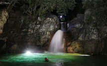 Son et lumières dans la fraîcheur de la nuit de Bavella