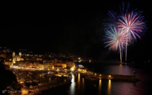 L'image : Le feu d'artifice et le Vieux-Port de Bastia