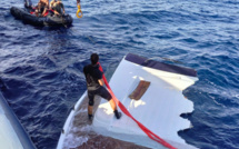 L’épave du yacht Naughty Lux sortie de l’eau au large du désert des Agriates