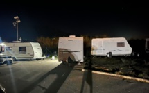 "Pas d'eau, pas de courant" : les gens du voyage sur un parking à Mezzana 