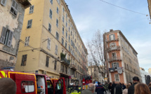 Explosion au dernier étage d'un immeuble du centre-ville de Bastia. Une partie de la toiture s'effondre sur la chaussée