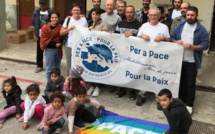 Tuerie de Paris : "Inseme à Manca/ Ensemble !" et "Per a pace" condamnent