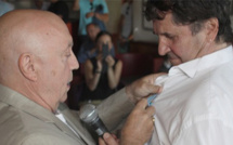 Michel Mallory remet la médaille du tourisme à Tao-By