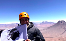 La bandera déployée à 6 046 mètres d'altitude, au sommet du volcan Pili 
