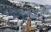 Neige, verglas et avalanches : vos images, mais la Corse toujours en "jaune"