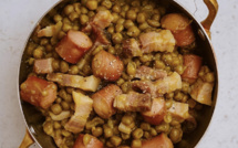 A table : petits pois panzetta et saucissettes avec #lapetitecuisinedemarie