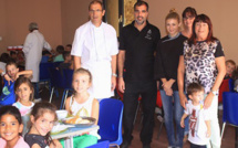 Le chef Thomas d'Arcangelo aux fourneaux de la cantine municipale pour les écoliers de Calvi