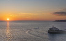 La photo du jour : coucher de soleil sur le phare de la Madonetta