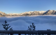 La photo du jour : mer de nuages sur la route du col de Sorba