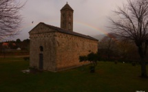La photo du jour : l'église de Carbini sous l'arc-en-ciel