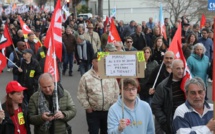 Raffineries bloquées, coupures volontaires, trains à l'arrêt : les grèves contre la réforme des retraites continuent