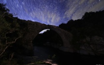 La photo du jour : le pont du Taravu dans la nuit étoilée