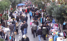 Brocante animée dans le centre-ville de Calvi