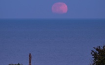 La photo du jour : pleine lune des fleurs au-dessus des îles Cerbicali