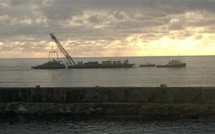 Olmeto : Relevage et évacuation de l'épave de la vedette "Isamar"