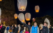 Lâcher de lanternes dans le ciel de Calvi