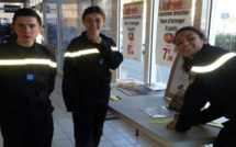 Les jeunes sapeurs-pompiers volontaires de Calvi vendent le calendrier et billets de tombola