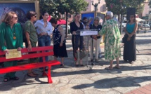 Pour sensibiliser contre les violences faites aux femmes, un banc rouge inauguré à Ajaccio