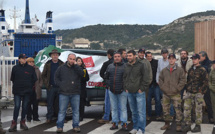 Les agriculteurs bloquent le port de Bonifacio : La peste porcine menace la Corse